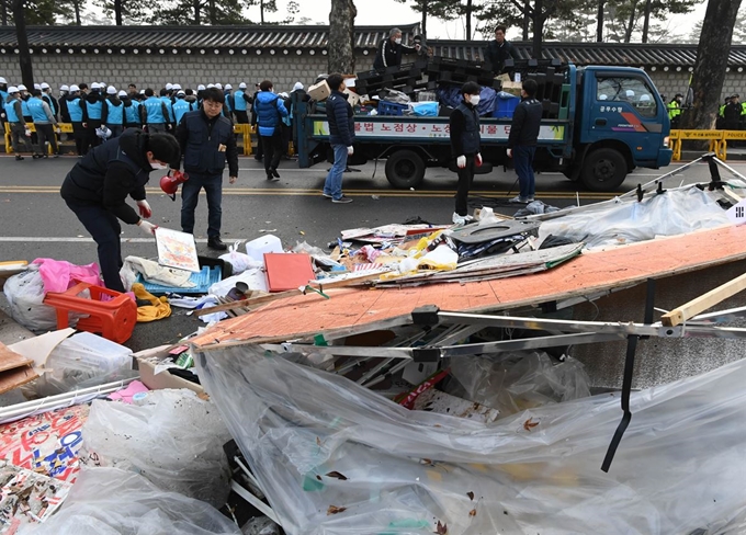 13일 오전 종로구청 관계자와 용역직원들이 서울 종로구 청와대 사랑채부터 정부서울청사 창성동 별관 인근까지 설치돼 있던 천막들을 철거하는 행정대집행을 하고 있다. 왕태석 선임기자