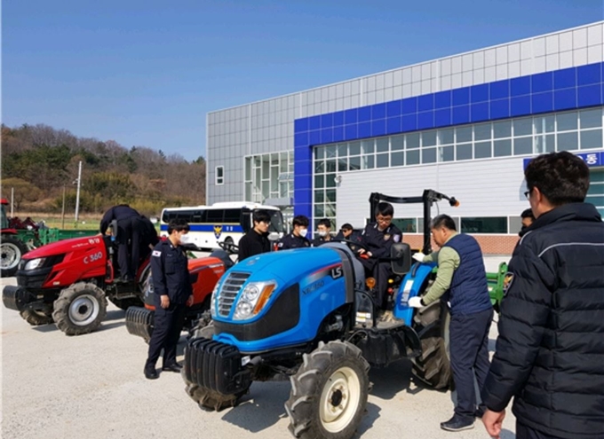 영천시 농기계임대사업소에서 농민들이 농기계를 살펴보고 있다. 영천시 제공