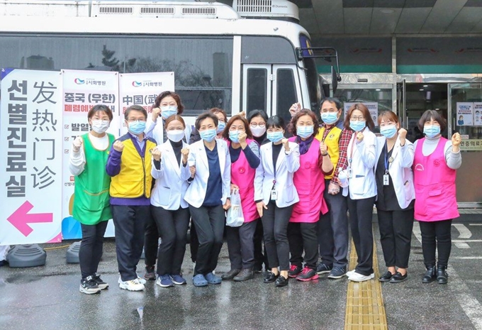 12일 오전 시화병원 선별진료실에서 근무하고 있는 의료진, 간호사, 행정직원, 자원봉사들이 신종 코로나 격퇴를 기원하며 파이팅을 외치고 있다. 시화병원 제공