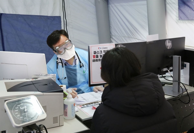 12일 오전 정해권 시화병원 내과과장이 선별진료소를 방문한 환자를 진료하고 있다. 시화병원 제공