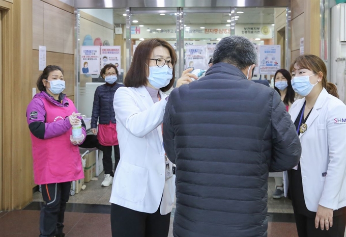 12일 오전 시화병원 감염관리실 소속 간호사들이 병원 입구에서 환자상태를 점검하고 있다. 시화병원 제공