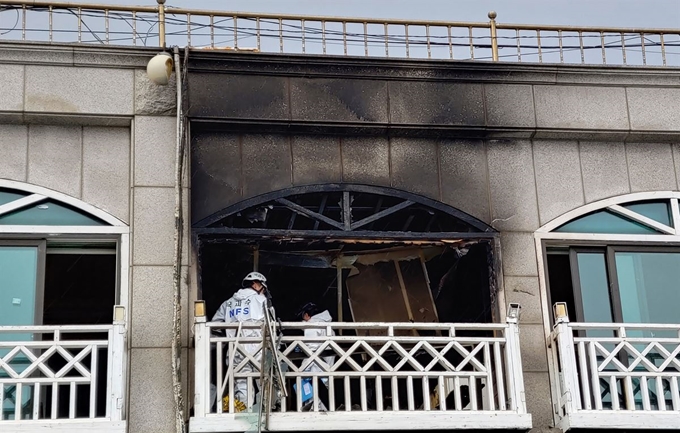 강원도 동해시의 한 다가구주택에서 가스폭발로 추정되는 사고가 발생한 것과 관련해 지난달 26일 오전 경찰과 소방 등 관계자들이 사고현장에서 합동감식을 하고 있다. 연합뉴스