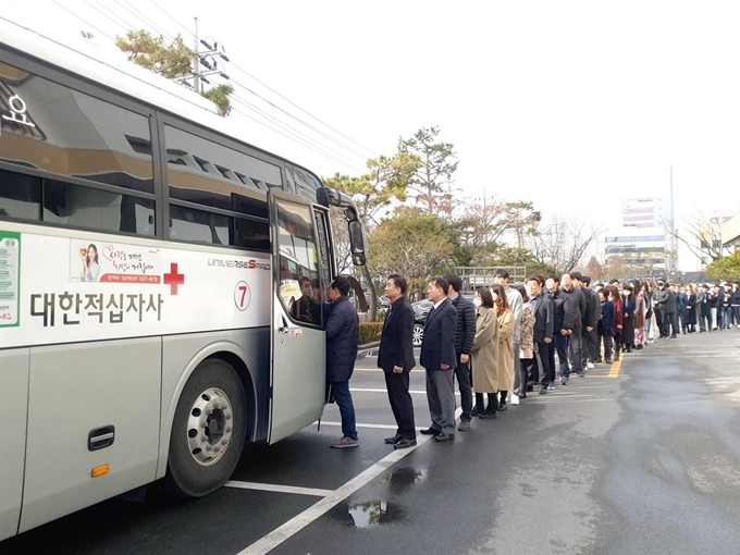 대구 서구 공무원들이 13일 헌혈을 하기 위해 구청 주차장에 주차한 대한적십자사 헌혈 차량 앞에서 차례를 기다리고 있다. 김민규 기자 whitekmg@hankookilbo.com