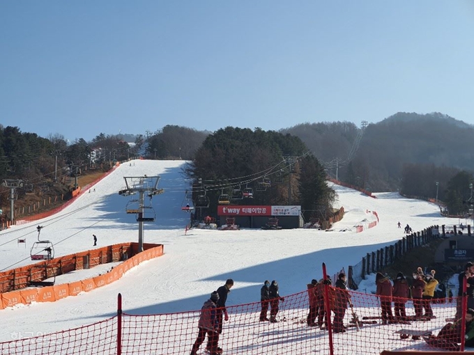 [저작권 한국일보]13일 경기지역 한 스키장 슬로프 모습. 대목인 겨울시즌이지만 스키고객이 많지 않아 한가한 모습이다. 이종구 기자