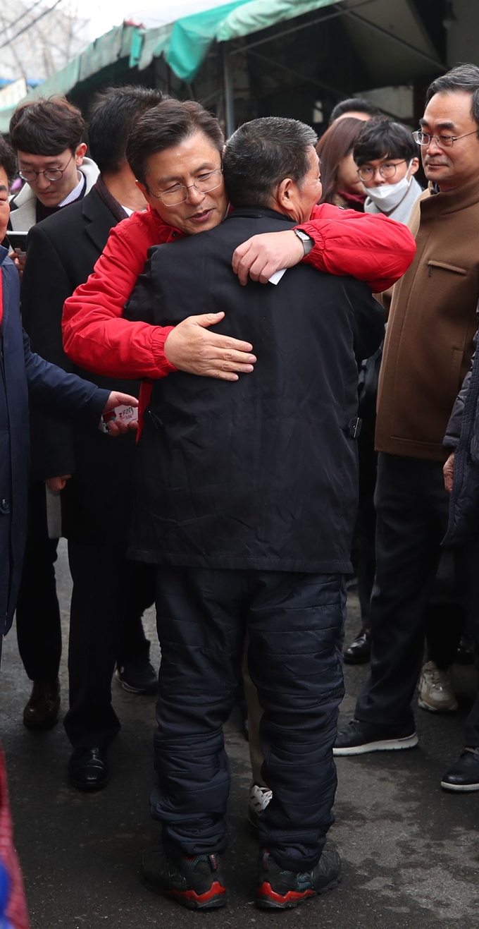 자유한국당 황교안 대표가 13일 오후 서울 종로구 창신1동을 방문해 한 시민과 포옹하고 있다. 연합뉴스