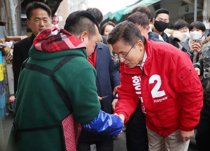 자유한국당 황교안 대표가 13일 오후 서울 종로구 창신1동을 방문해 주민들과 인사하고 있다. 연합뉴스