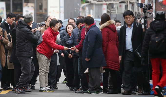 자유한국당 황교안 대표가 13일 오후 서울 종로구 창신1동을 방문해 주민들과 인사하고 있다. 연합뉴스