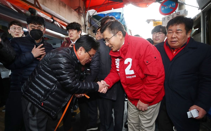 자유한국당 황교안 대표가 13일 오후 서울 종로구 창신1동을 방문해 주민들과 인사하고 있다.연합뉴스