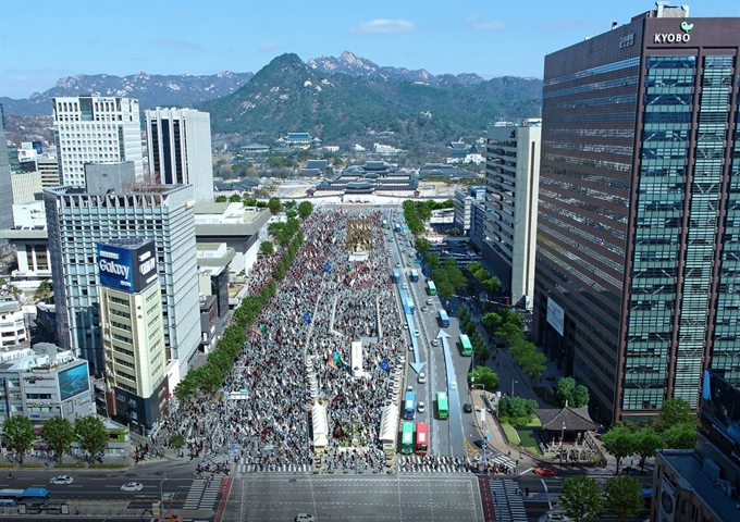 4월부터 주말에 바뀔 서울 광화문광장 도로 예상 모습. 서울시는 대규모 시위가 열려도 세종도로 동쪽에 양방향으로 버스가 다닐 수 있도록 가변식 이동시설물을 세울 예정이다. 서울시 제공