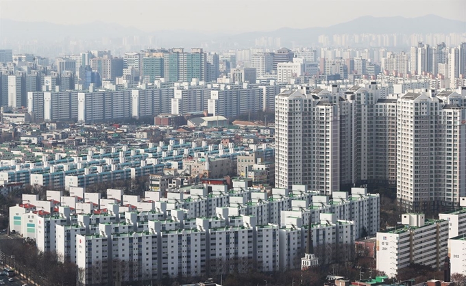 12ㆍ16부동산 대책의 영향으로 서울 강남권 아파트값은 하락하고 있는 반면, 경기 수원시 팔달ㆍ권선, 용인시 등 수도권 일부 지역은 교통 호재와 풍선효과까지 나타나면서 아파트값이 가파르게 상승하고 있다. 사진은 수원 시내 아파트 단지 전경. 연합뉴스