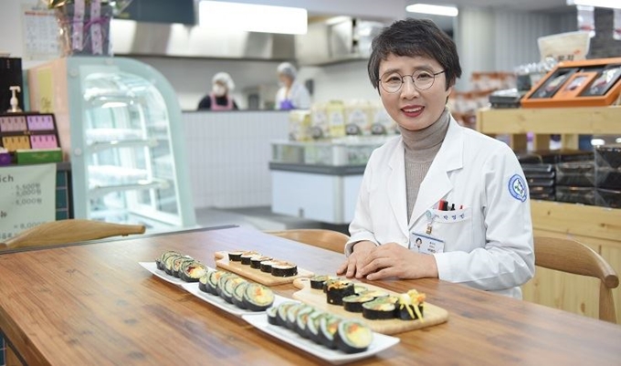 만성질환 환자를 위한 맞춤형 치료식 ‘건강 김밥’을 개발한 박영민 전북대 임상영양사.