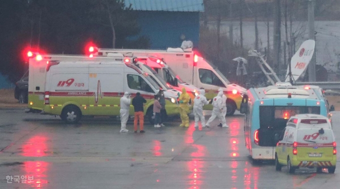 신종 코로나바이러스 감염증 발원지로 봉쇄된 우한에서 온 3차 전세기가 도착한 12일 오전 서울 김포공항 비즈니스센터 계류장에서 교민들과 의료진이 이야기를 나누고 있다. 영종도=서재훈 기자