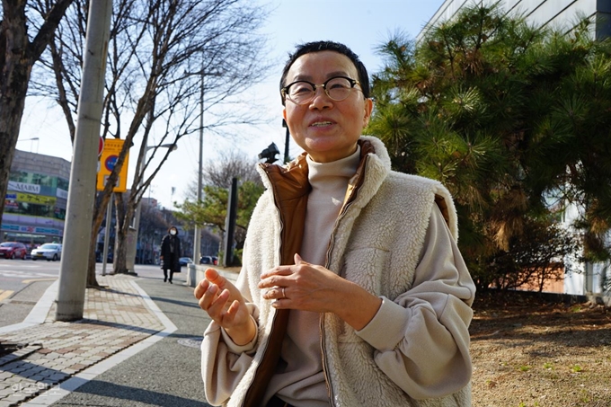 대구 영남대의료원 옥상에서 227일 간의 고공농성을 마치고 내려온 박문진 보건의료노조 영남대의료원지부 전 지도위원이 13일 대구 달서구 장기동 자택 인근에서 밝은 표정으로 고공농성 과정을 얘기하고 있다. 김재현 기자 k-jeahyun@hankookilbo.com