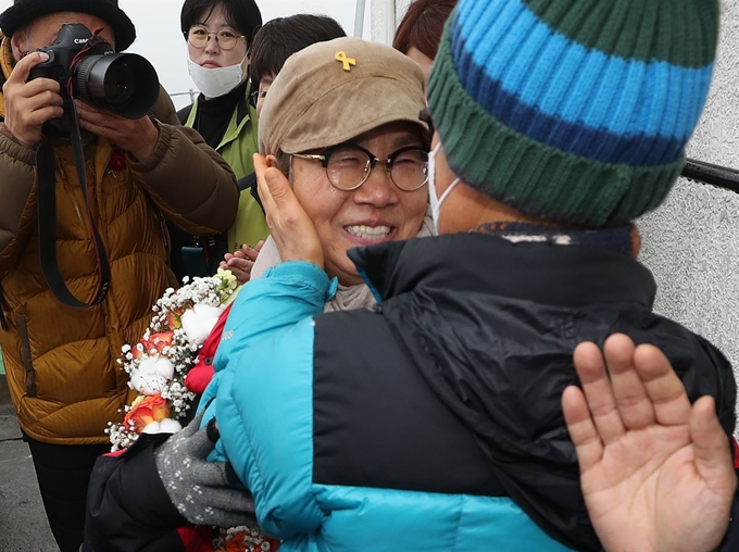 12일 오후 대구 남구 대명동 영남대의료원 본관 70m 높이 옥상에서 해고자 복직 등을 요구하며 227일간 고공농성을 하던 박문진 영남대 의료원 노조 지도위원이 농성을 풀고 옥상을 내려와 동료들로부터 꽃목걸이와 축하를 받고 있다. 영남대 병원 노사는 앞서 노사관계 정상화 방안 등에 합의했다. 연합뉴스