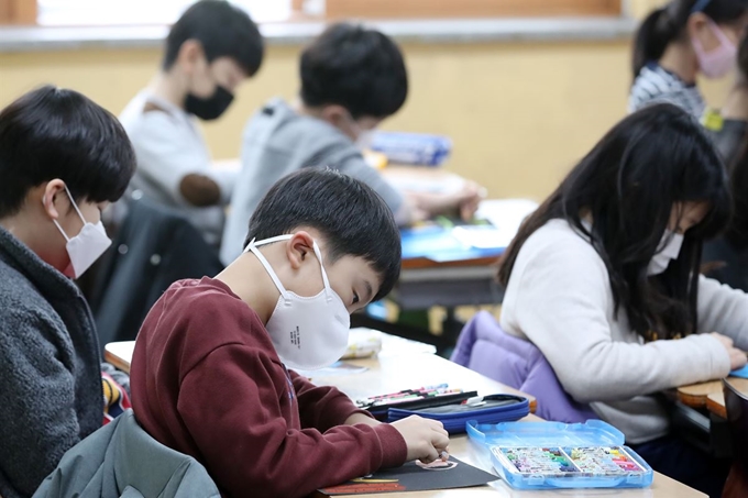 지난달 28일 개학한 대구의 한 초등학교 교실에서 학생들이 수업 시간에 마스크를 쓴 채 미술 수업을 하고 있다. 뉴스1