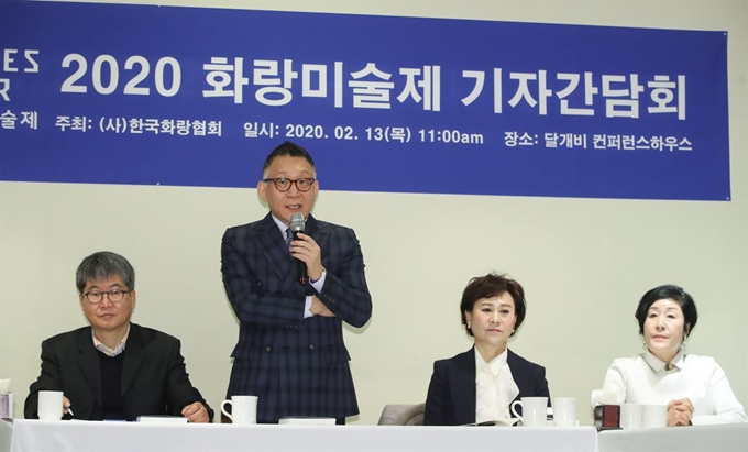 한국화랑협회 2020 화랑미술제 기자간담회가 열린 13일 오전 서울 중구 정동 달개비에서 웅갤러리 대표인 최웅철 협회장이 인사말을 하고 있다. 왼쪽부터 윤용철 부회장(윤갤러리 대표), 최 회장, 이정희 홍보이사(이정갤러리 대표), 김정숙 홍보이사(두루아트스페이스 대표). 뉴시스