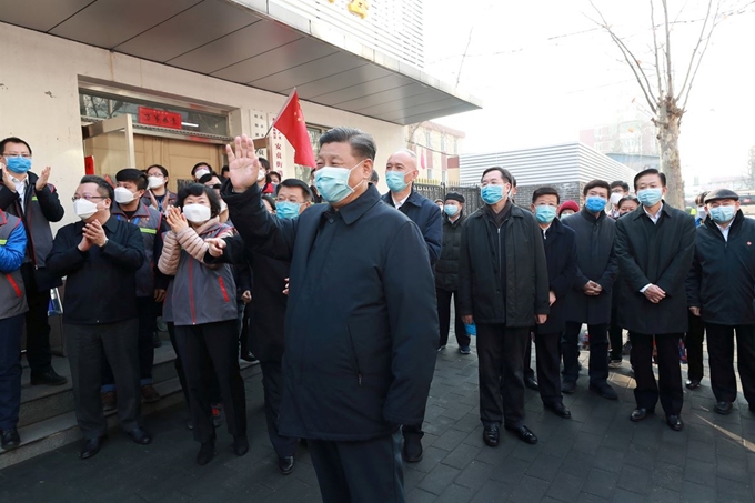 시진핑 중국 국가주석이 10일 베이징에서 신종 코로나바이러스 감염증(코로나19) 예방 및 통제 작업현장을 점검하고 있다. 베이징=로이터 연합뉴스