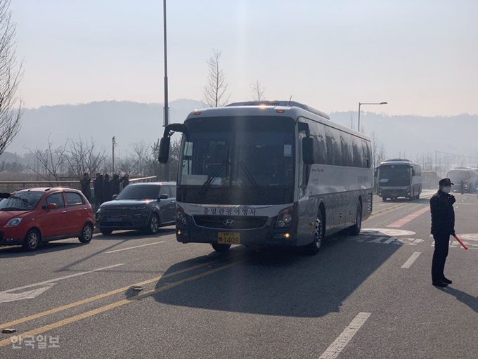 [저작권 한국일보]15일 오전 신종 코로나바이러스 감염증 발생지인 중국 후베이성 우한 지역에서 온 교민들이 2주간의 격리 생활을 마치고 충북 진천군 국가공무원인재개발원을 나서고 있다. 진천=김영훈 기자