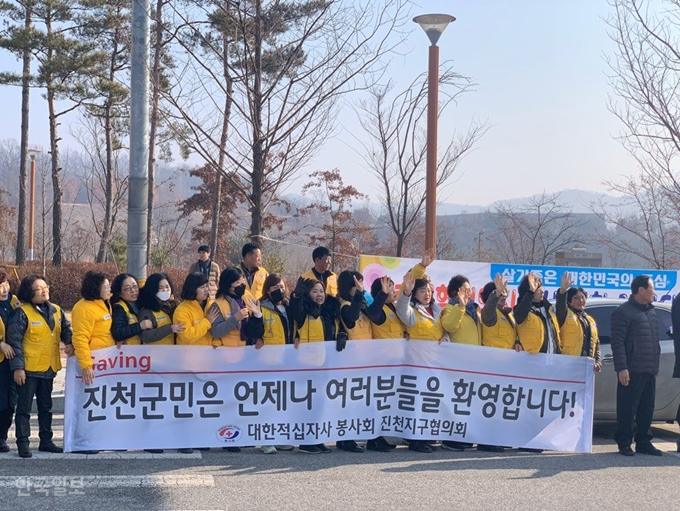 [저작권 한국일보]15일 오전 신종 코로나바이러스 감염증 발생지인 중국 후베이성 우한 지역에서 온 교민들이 2주간의 격리 생활을 한 충북 진천군 국가공무원인재개발원 앞에서 지역 주민들이 이들의 퇴소를 환영하고 있다. 진천=김영훈 기자