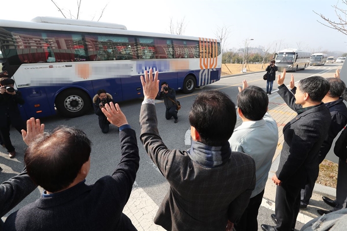 정세균 국무총리가 15일 오전 충북 진천 국가공무원인재개발원을 방문해 신종 코로나바이러스 감염증(코로나19) 진원인 중국 후베이성 우한시에서 1차 전세기편으로 귀국해 14일간의 격리 생활을 마치고 퇴소하는 교민들을 환송하고 있다. 연합뉴스