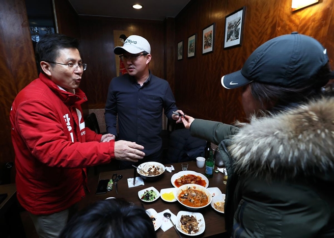 황교안 자유한국당 대표가 15일 오후 서울 종로구 혜화동로터리 인근의 한 중국음식점을 방문해 시민들과 대화하고 있다. 뉴시스