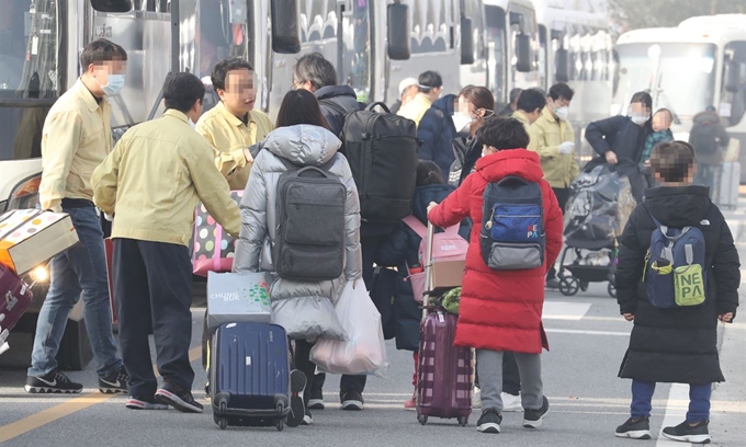 15일 오전 신종 코로나바이러스 감염증(코로나19) 진원인 중국 후베이성 우한시에서 1차 전세기편으로 귀국해 14일간의 격리 생활을 마친 교민들이 충북 진천 국가공무원인재개발원에서 퇴소하고 있다. 연합뉴스