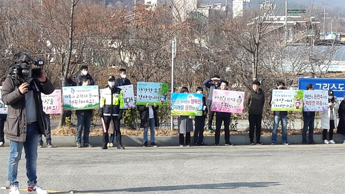 [저작권 한국일보]15일 충남 아산 경찰인재개발원 정문 앞에서 시민들이 격려와 응원을 담은 손팻말을 들고 퇴소하는 우한 교민들을 환송하고 있다. 최두선 기자.