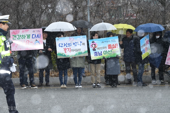 우한 2차 교민들이 16일 충남 아산시 경찰인재개발원을 출발하자 지역 주민들이 눈이 내리는 가운데 나와 환송하고 있다. 아산=오대근기자