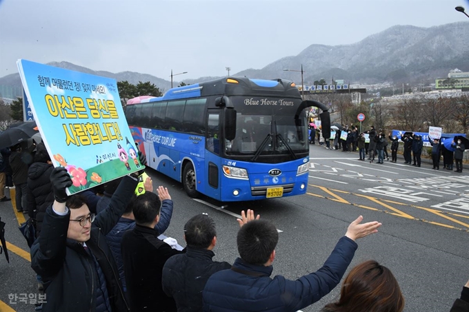 16일 충남 아산시 경찰인재개발원 앞에서 지역 주민들이 버스편으로 떠나는 우한 2차 교민들을 환송하고 있다. 아산=오대근기자