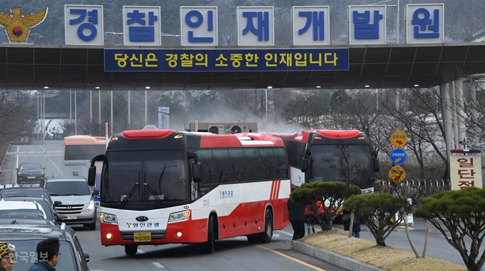 중국 우한에서 2차 입국 후 격리기간을 마친 교민들을 태운 버스가 16일 충남 아산시 경찰인재개발원을 나서고 있다. 아산=오대근기자