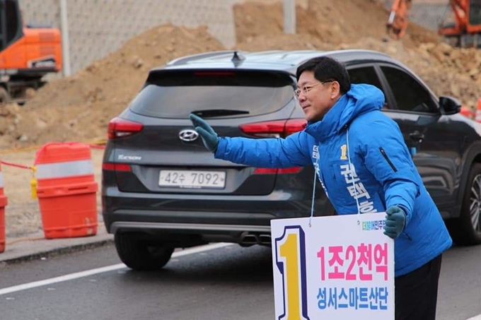 대구 달서갑 권택흥 더불어민주당 예비후보가 출근길 아침 인사를 하고 있다. 본인 제공