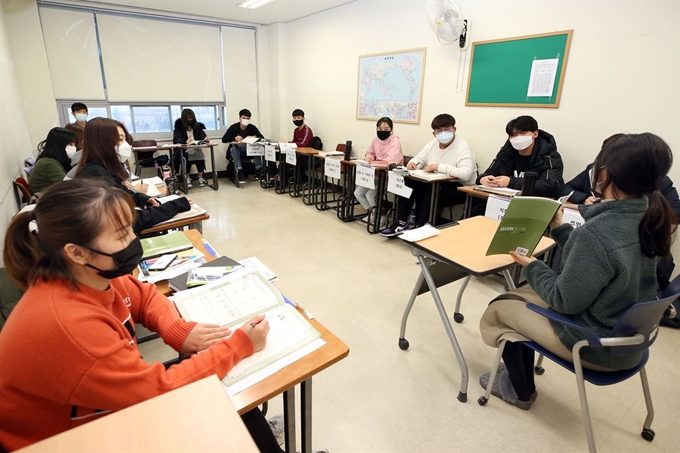 방학 중에도 한국에 체류중인 중국인 유학생들이 지난달 말 대구 계명대 한국어학당에서 마스크를 쓴 채 수업을 하고 있다. 계명대 제공