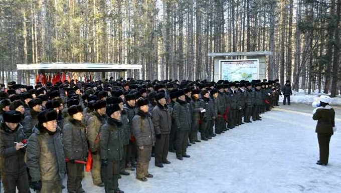 전국 청소년학생들의 백두산 답사 행군대가 무포숙영지와 대홍단 혁명전적지를 답사하고 있다. 참가자 전원이 마스크를 쓰지 않고 있다. 평양=노동신문뉴스1