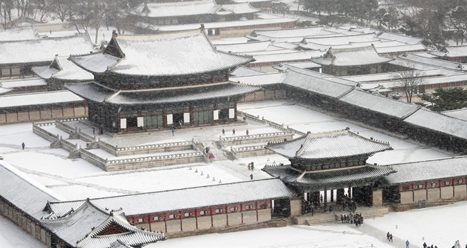 17일 오전 서울 종로구 경복궁에 흰 눈이 쌓여있다. 연합뉴스