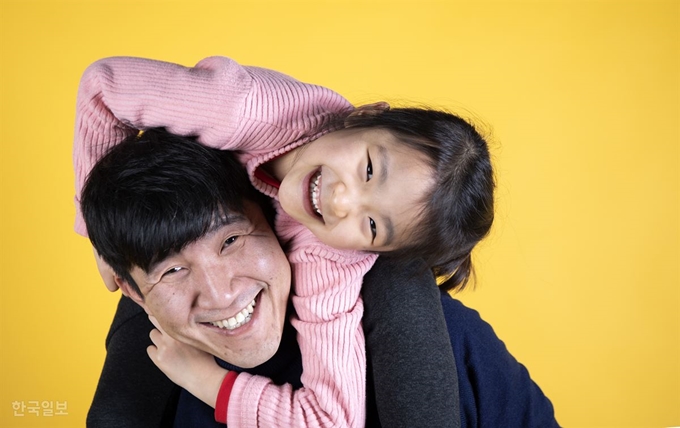 ‘나는 왜 다른 집 아이들과 다를까’ 궁금할 법도 하지만, 사랑이는 한 번도 아빠에게 물은 적이 없다. 김씨는 그래서 더 걱정이 된다. 속으로 곪는 상처가 크지 않기만을 바랄 뿐이다.