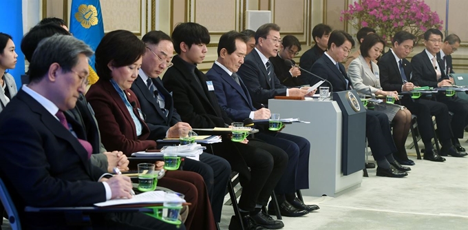 문재인 대통령이 17일 청와대에서 열린 기재부, 산업부. 중기부, 금융위 업무보고에 참석, 모두 발언을 하고 있다. 청와대사진기자단