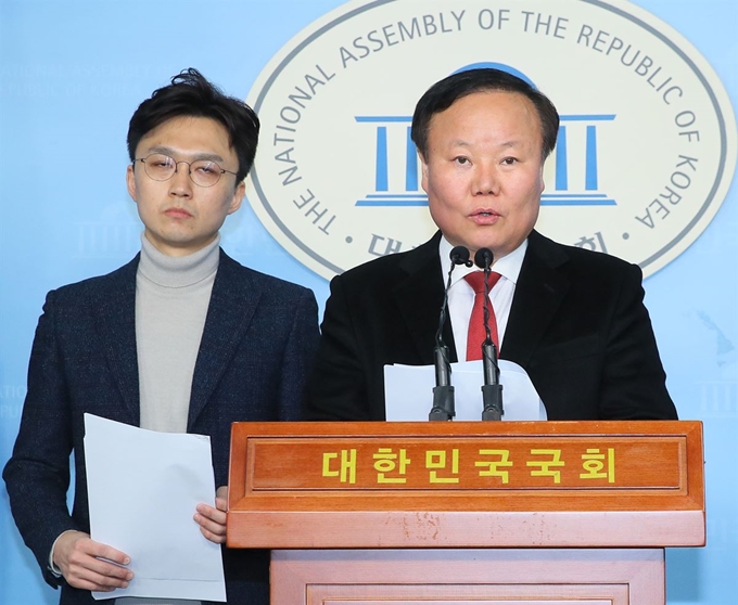 자유한국당 김재원 정책위의장이 17일 국회 정론관에서 4·15총선 국방공약을 발표하고 있다. 연합뉴스