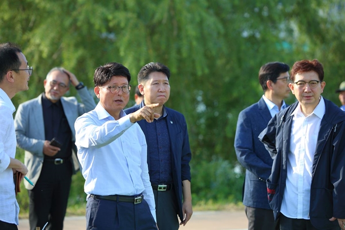 배광식 북구청장이 지난해 9월 대구 북구 산격동 '바람소리길 축제' 현장을 방문해 관계자들과 현장을 점검하고 있다. 북구청 제공