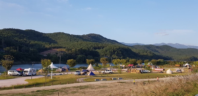 대구 북구 검단동 일원의 금호강 오토캠핑장 전경. 북구청 제공