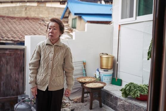 윤여정이 솔직한 생각을 밝혀 눈길을 모았다. ‘찬실이는 복도 많지’ 스틸