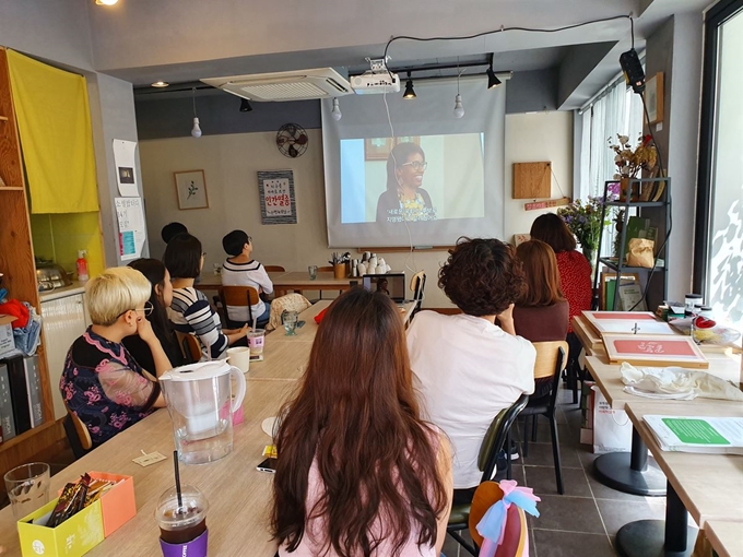 이들은 서로의 영역을 철저히 존중하는 고양이들처럼 각자의 삶을 지켜주면서도, 서로가 필요할 땐 언제든 단단하게 연결될 수 있는 공동체를 꿈꾼다. 가끔 함께 모여 ‘여성 서사’ 콘텐츠를 보고, 감상을 나누는 시간도 가진다. 은평시스터즈 제공