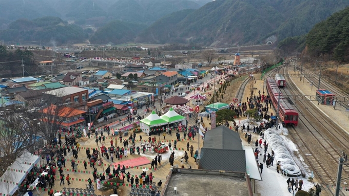 경북 봉화군 분천역 일원에서 겨울철 운영한 산타마을에 관광객들이 북적이고 있다. 봉화군 제공