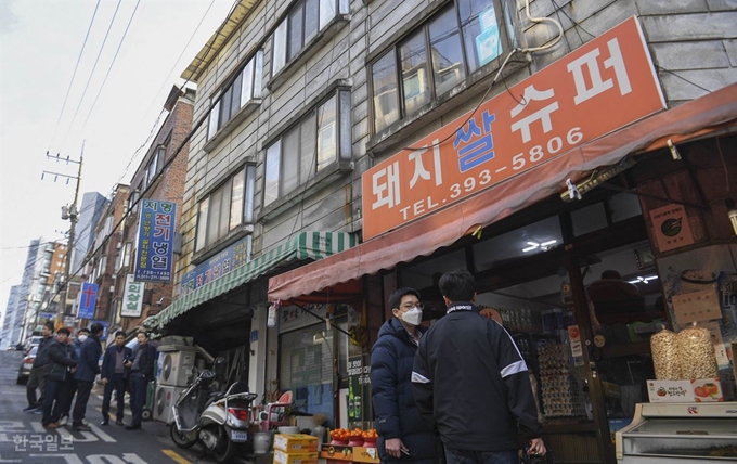 봉준호 감독의 영화 ‘기생충'이 아카데미 시상식 4관왕을 차지한 가운데 11일 오후 서울 마포구의 영화 촬영현장이었던 ‘돼지쌀슈퍼’ 주변이 취재진과 마포구 관계자들로 북적이고 있다. 박형기 인턴기자