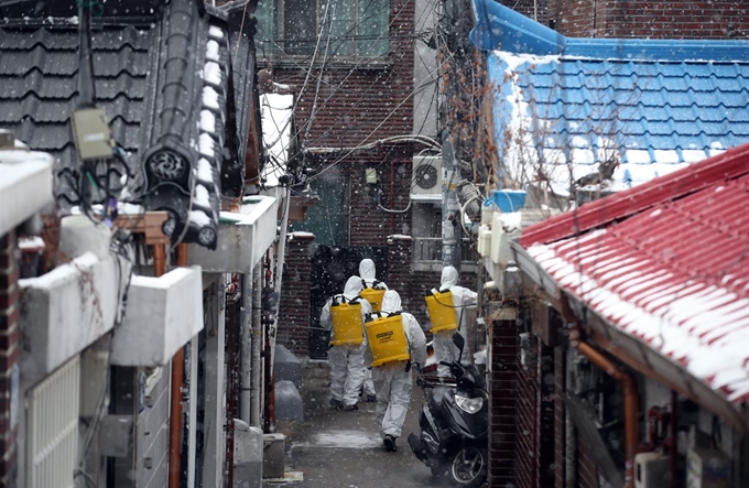 17일 오후 국내 29, 30번째 신종 코로나바이러스 감염증(코로나19) 환자의 거주지인 서울 종로구 일대에서 방역관계자들이 방역 작업을 하고 있다. 연합뉴스