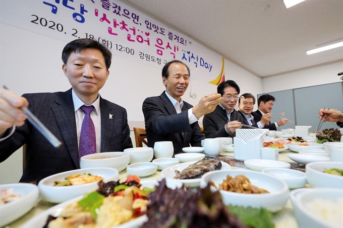 최문순 강원지사를 비롯한 지휘부와 직원들이 18일 도청 구내식당에서 산천어 메뉴로 점심을 함께하고 있다. 왼쪽부터 우병렬 경제부지사, 최 지사, 김성호 행정부지사, 노명우 경제진흥국장, 구자열 도지사 비서실장. 강원도 제공