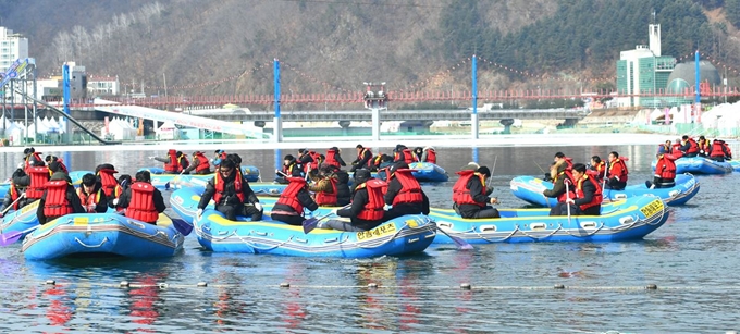 17일 강원 화천군 화천천 축제장에서 축제 관계자들이 보트낚시를 타고 사전 점검을 하고 있다. 화천산천어축제는 이날부터 산천어 소비와 지역경기를 살리고자 낚시터를 연장하는데 이어 18일부터 보트낚시를 운영한다. 화천군 제공