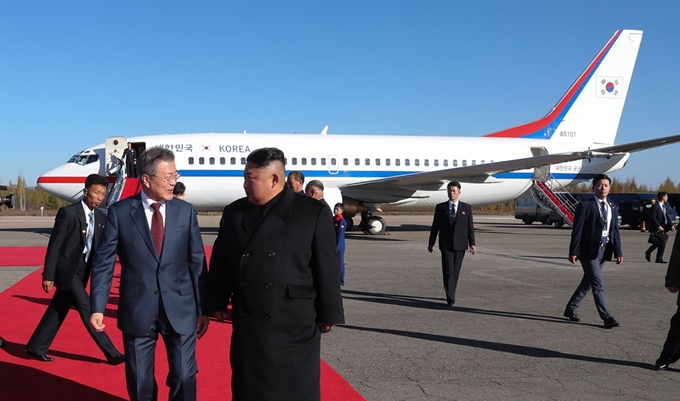 [공군 2호기] 2018년 9월 20일 문재인 대통령과 김정은 북한 국무위원장이 백두산 삼지연 공항에서 만나는 모습 뒤로 공군 2호기가 보이고 있다. 이날 문 대통령 내외는 평양 순안공항에 공군 1호기를 대기시켜놓고 활주로 길이가 짧은 삼지연 공항은 공군 2호기를 타고 갔다. 한국일보 자료사진