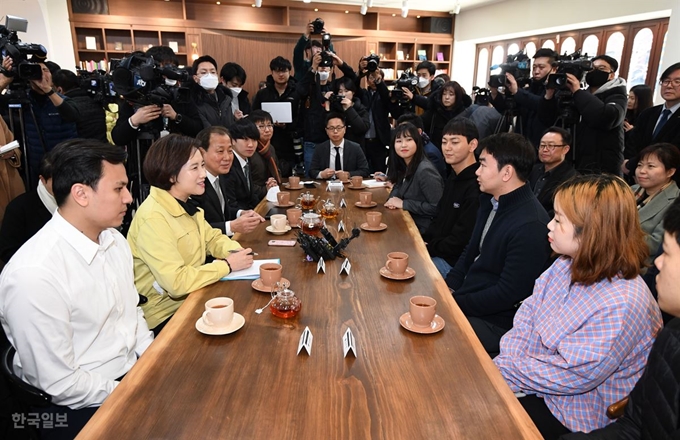 유은혜 부총리 겸 교육부 장관이 18일 서울 동대문구 한국외대를 방문해 중국인 유학생 등 학생들과 면담을 하고 있다. 홍인기 기자