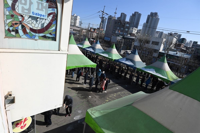 18일 서울 동대문구 밥퍼나눔운동본부에서 관계자들이 홀몸 어르신들과 취약계층을 대상으로 무료급식을 제공하고 있다. 서재훈 기자