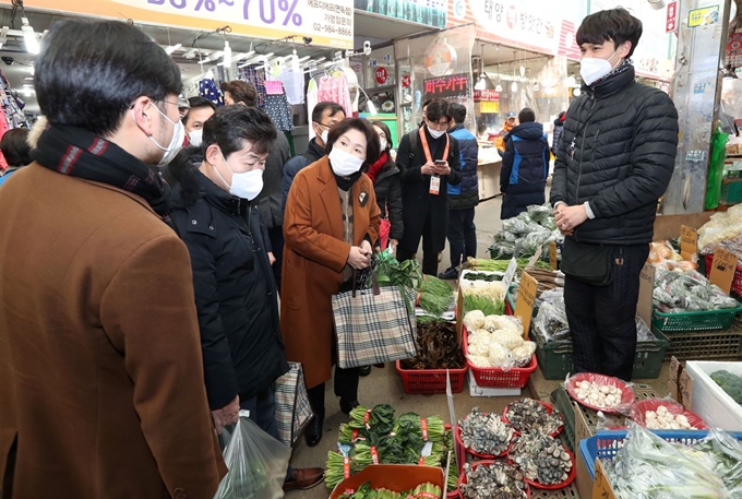 김정숙 여사가 18일 오후 서울 중랑구 동원전통종합시장에서 신종 코로나바이러스 감염증으로 어려움을 겪고 있는 상인들을 만나고 있다. 연합뉴스